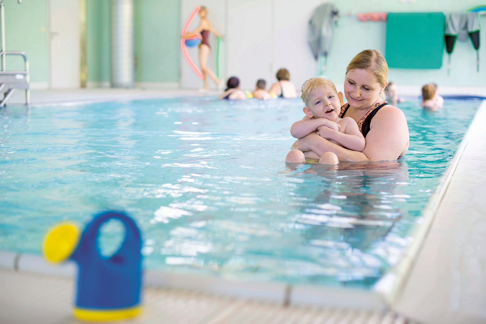 Leon badet zusammen mit seiner Mutter in einem Schwimmbecken.