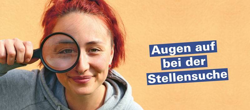 Anzeige mit dem Text: Augen auf bei der Stellensuche: Eine rothaarige Frau schaut mit einem Auge durch eine Lupe.