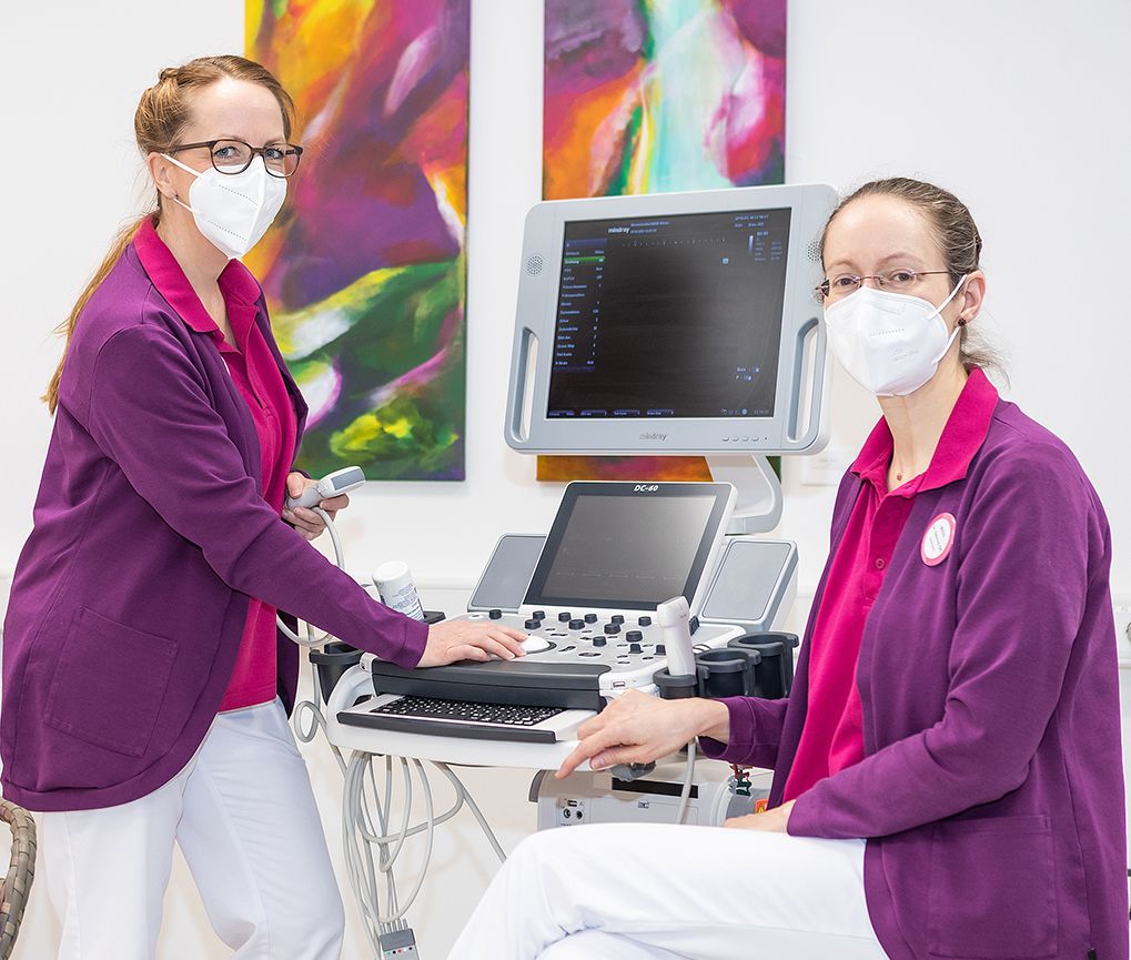 Dr. Anja Klafke und Dr. Sabrina Ott im Behandlungszimmer des MZEBs.