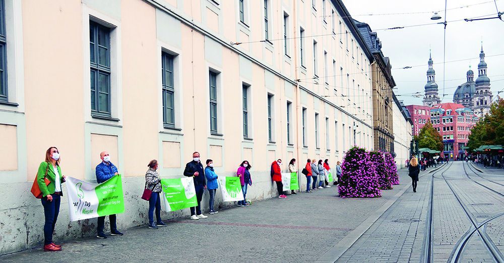 Einige Mitglieder des Bündnisses haben sich auf dem Würzburger Marktplatz versammelt.