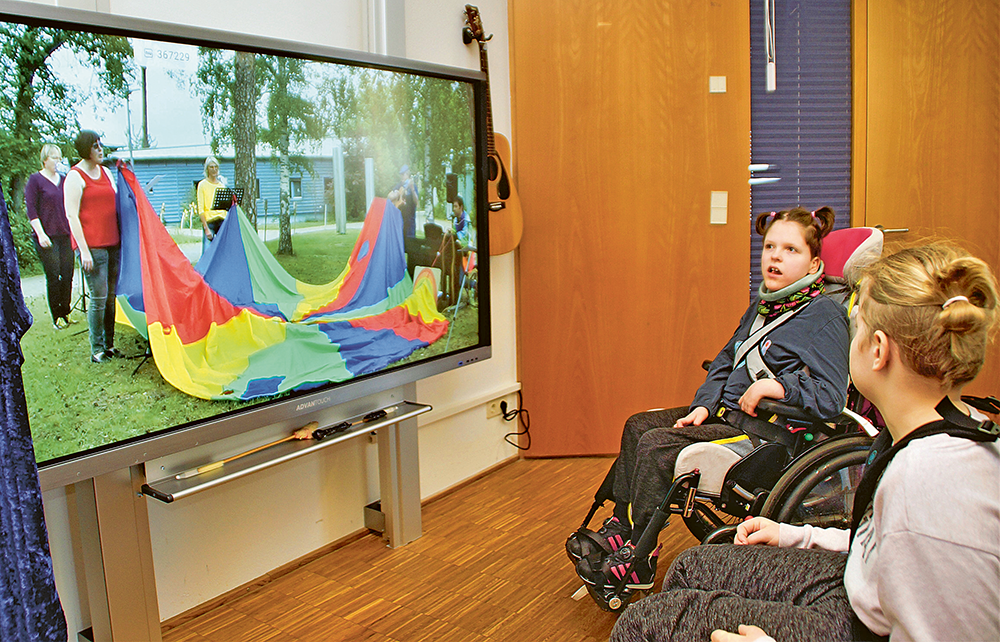 Hier sind Schüler zu sehen, die die Pfingstandacht zuhause live verfolgen.