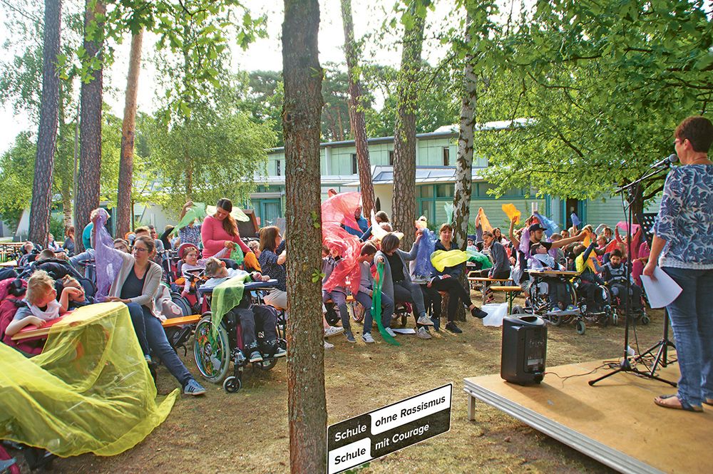 Dieses Bild zeigt die morgendliche Andacht der Rückersdorfer Schule im Jahr 2018.