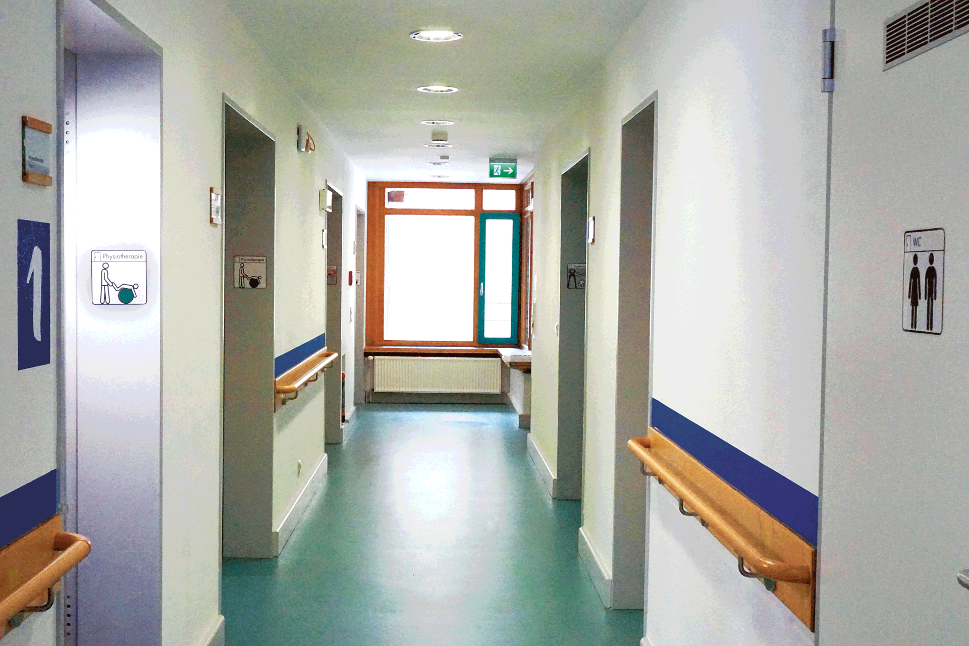 Neu renovierte Räume der Heilmittelpraxis des Blindeninstituts Thüringen sind auf diesem Bild abgebildet.