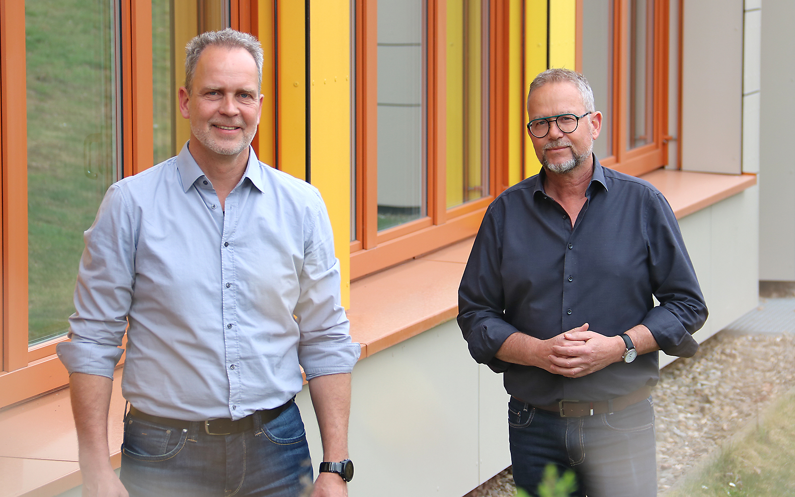 Zwei erwachsene Männer, von links: Gesamtleiter Wohnen Erwachsene Holger Werner und Institutsleiter Dr. Thomas Heckner.