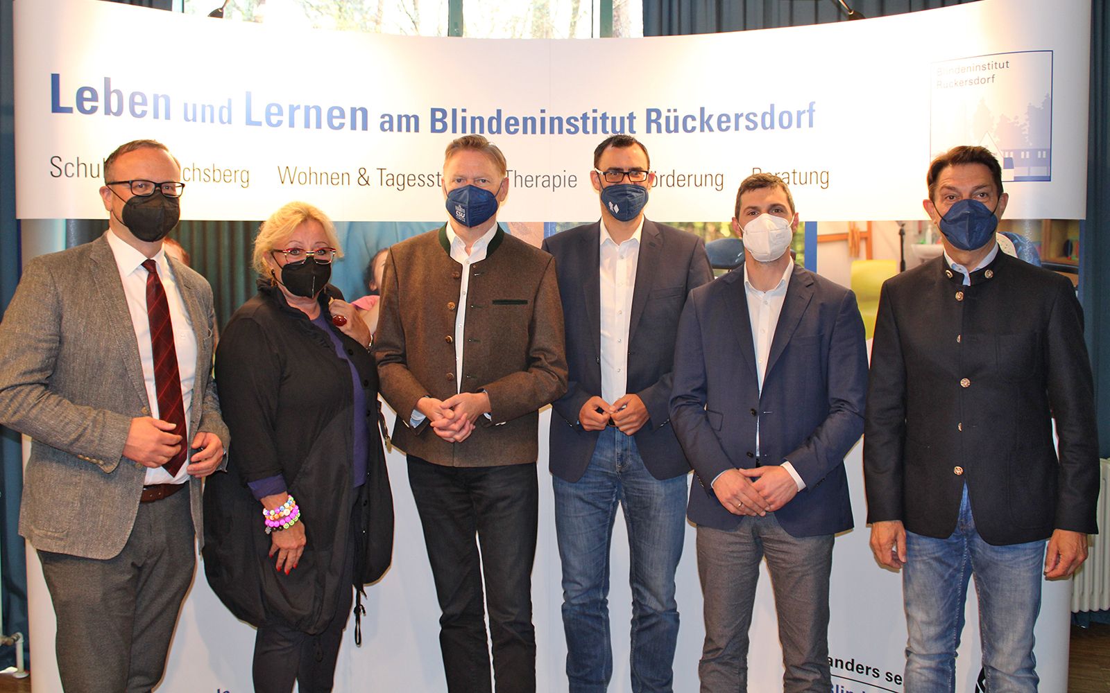 Politiker mit Institutsmitgliedern bei ihrem Besuch des Blindeninstituts Rückersdorf. Von links: Dr. Marco Bambach, Ingeborg Thron, Norbert Dünkel, Ralph Edelhäußer, Daniel Boldt, Johannes Ballas 