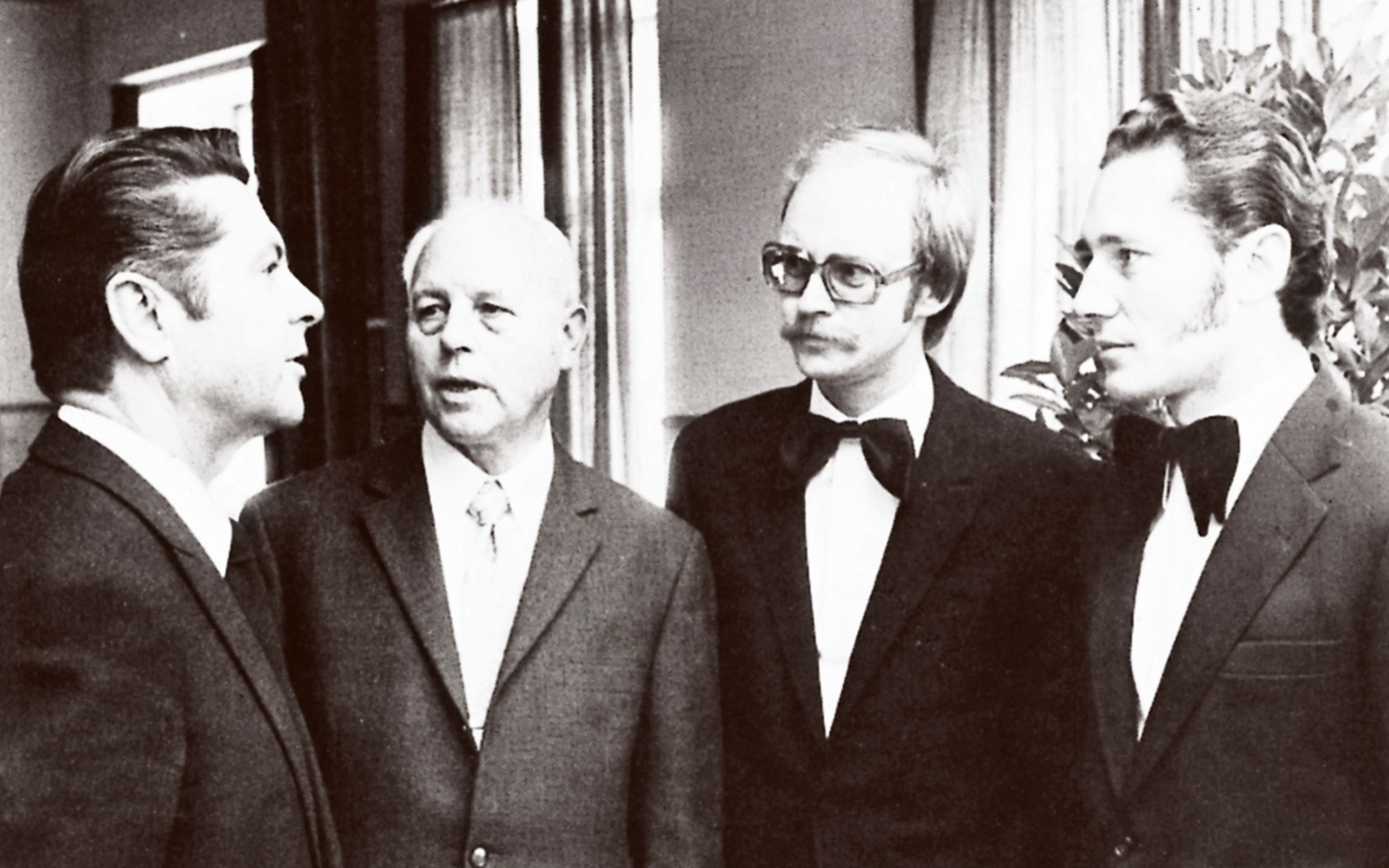 Historisches Schwarz-Weis Foto aus der Zeit von 1972. Von links Bezirkspräsident Franz Gerstner, Stiftungsdirektor Paul Eupen, sein Nachfolger im Amt Jürgen Hertlein und dessen Stellvertreter Hans Neugebauer. 