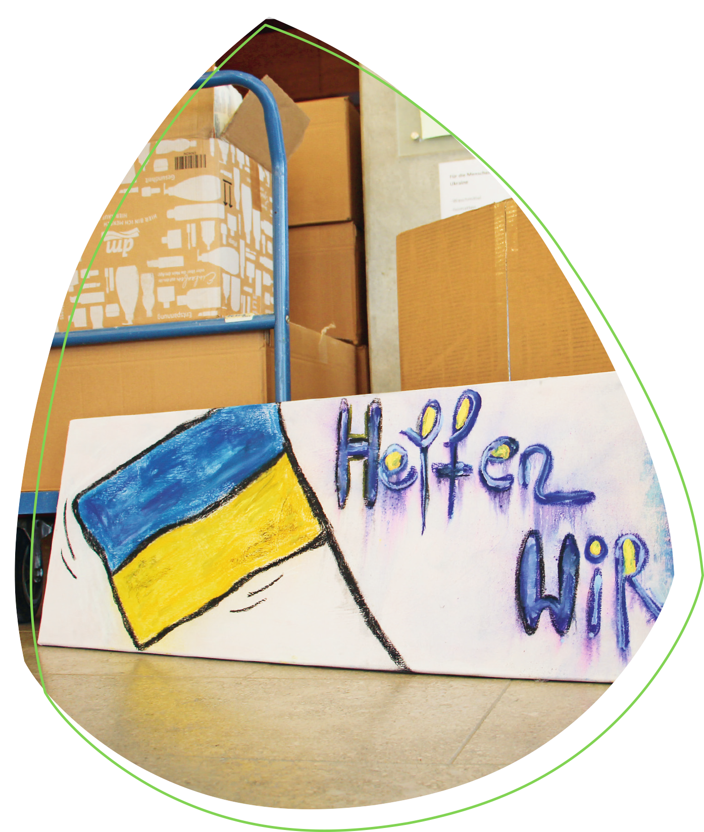 Ein bemaltes Banner, auf dem die ukrainische Flagge abgebildet ist und der Schriftzug „Helfen wir“ geschrieben ist. Dies symbolisiert die Solidarität und Unterstützung der Mitarbeiterinnen und Mitarbeiter des Blindeninstituts Regensburg.