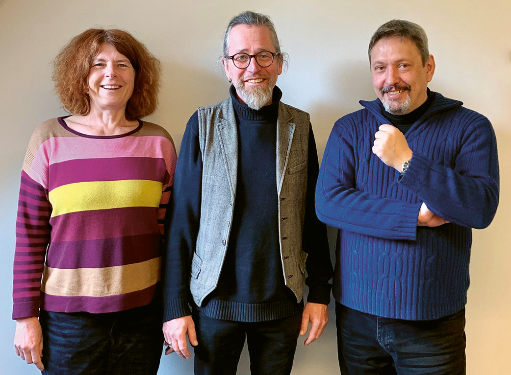 Das Team der EUTB Sehen + steht nebeneinander und lacht in die Kamera. Von links: Bettina Propach, Christian Biber und Martin Haack.