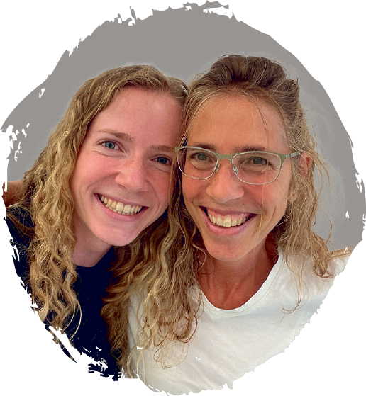 Laura, Ergotherapeutin aus dem BI München und Katja, Logopädin am BI München lächeln freundlich in die Kamera.