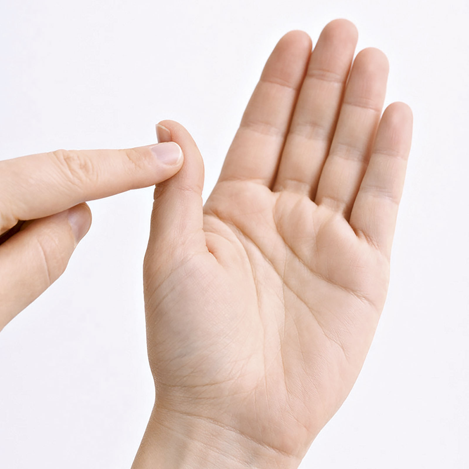 Ein Finger berührt die Handfläche einer anderen Person – Demonstration des Lormen-Alphabets.