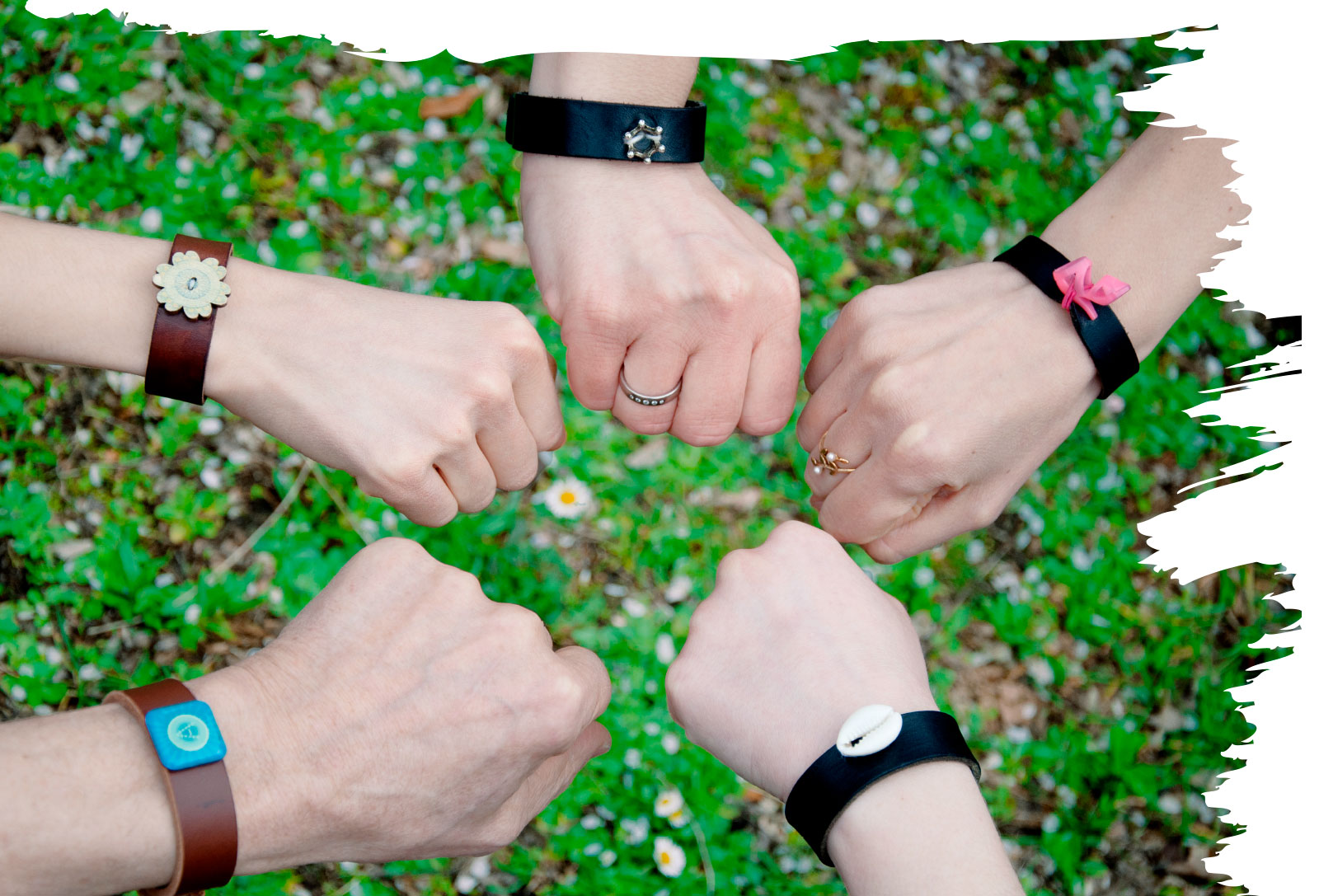 Fünf Hände im Kreis, an den Handgelenken tragen sie Armbänder mit unterschiedlichen tastbaren Bezugsobjekten.