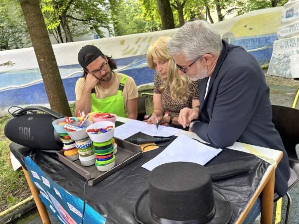 Das Bild zeigt die Jury bei der Beratung.