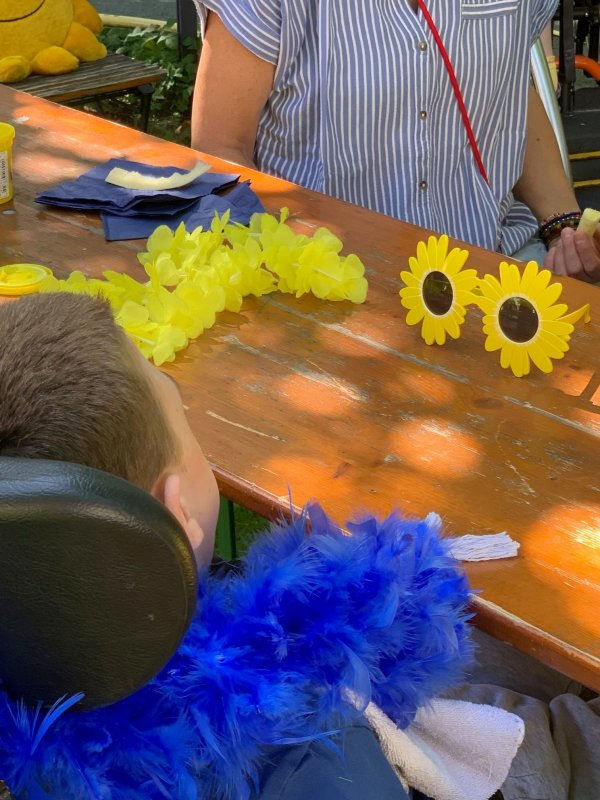 auf dem Bild sieht man ein paar Accessoires in Blau und Gelb, wie z.B: einen blauen und einen gelben Schal