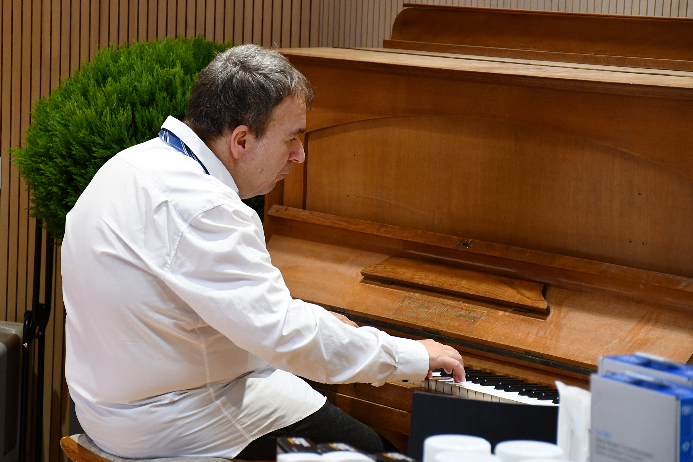 Ein Mann sitzt an einem Klavier. 