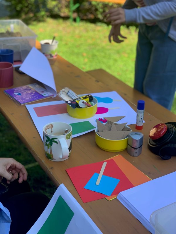 Auf dem Bild sieht man einen Tisch mit verschiedenen Mal- und Bastelutensilien