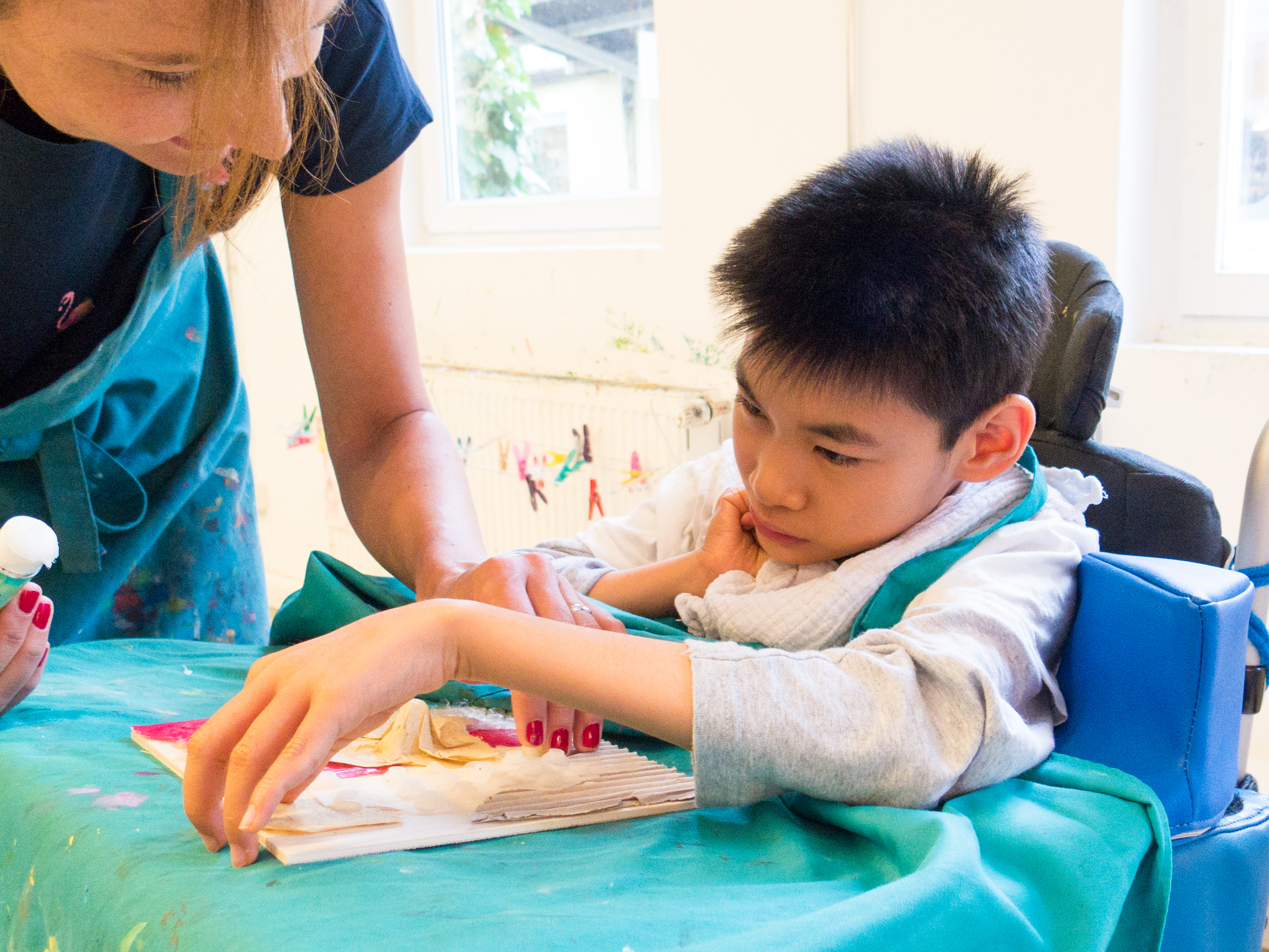Das Bild zeigt einen Klienten des Blindeninstituts München beim Malen