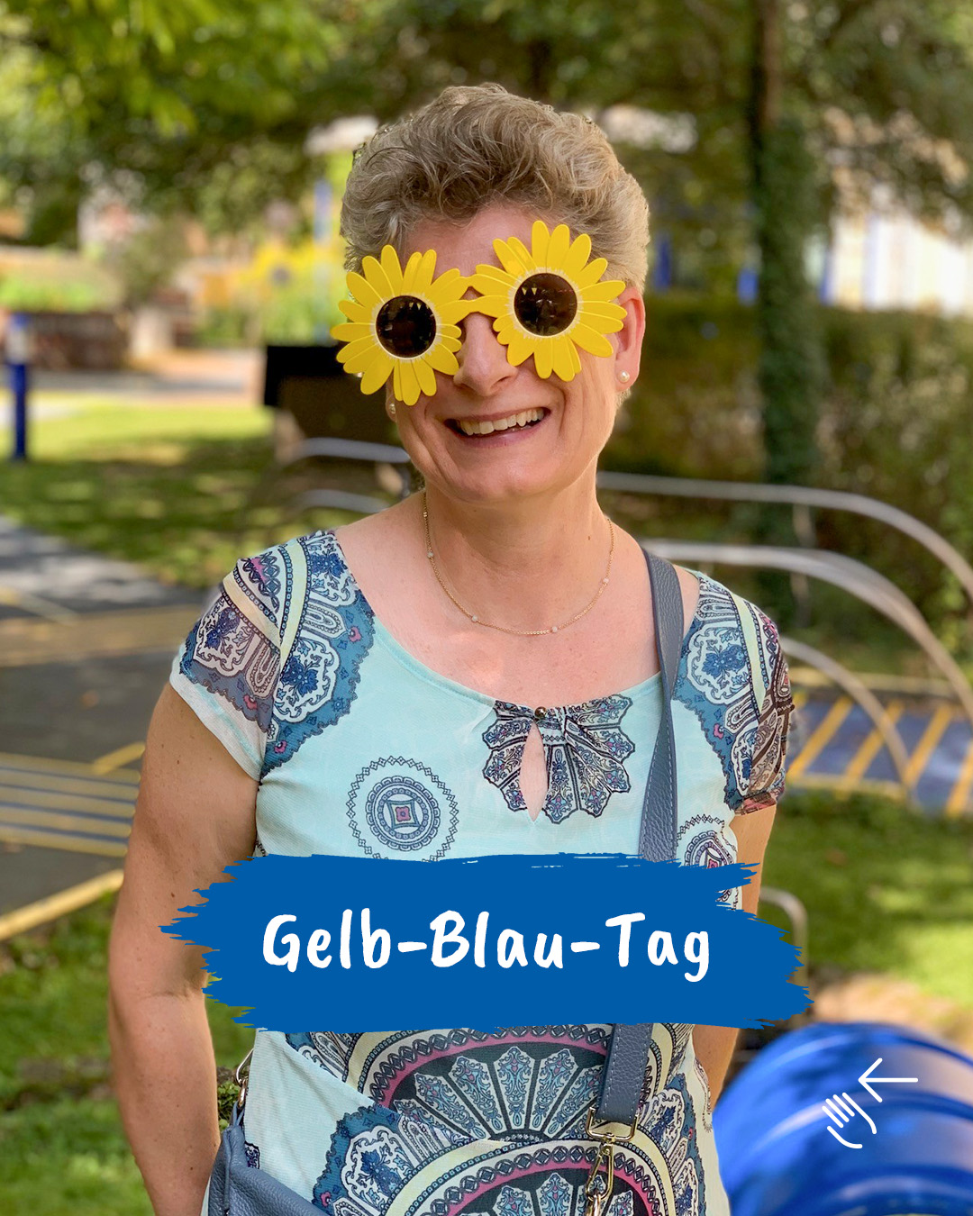 Auf dem Bild sieht man eine Frau mit einer gelben Blumen-Sonnenbrille