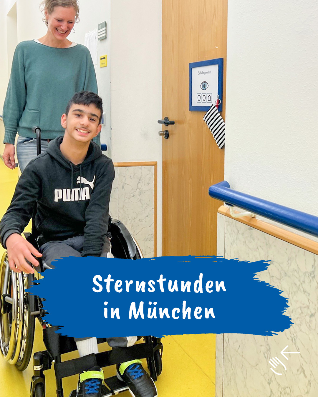 Auf dem Bild sieht man den Hauptprotagonisten des Films im Rollstuhl mit seiner Begleitung