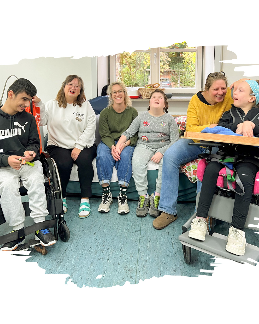 Das Bild zeigt einen Jungen im Rollstuhl und eine junge Frau. Beide lachen. Auf dem Bild steht: Sternstunden in München