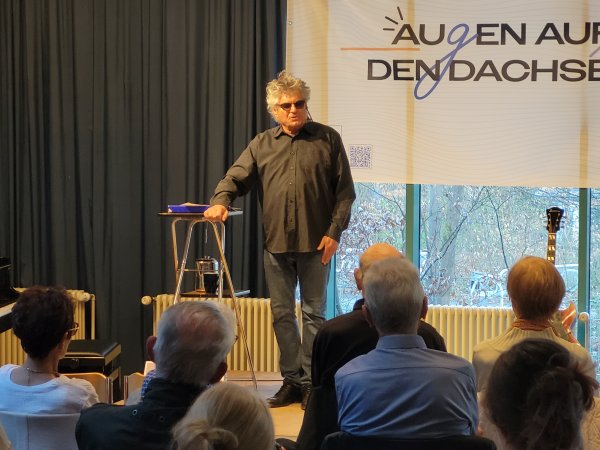 Der Künstler Klaus Hübner bei der Veranstaltung von Augen auf den Dachsberg am 04. April 2025.