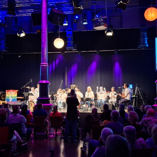 Die Musikgruppe Studio D des Blindeninstituts Rückersdorf performte auf der Bühne im Kulturforum.