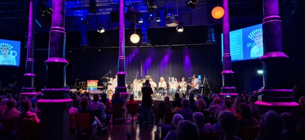 Die Musikgruppe Studio D des Blindeninstituts Rückersdorf performte auf der Bühne im Kulturforum.