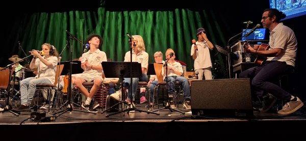 Die Schülerinnen und Schüler von Studio D hatten ihre Freude beim Auftritt auf der Bühne.
