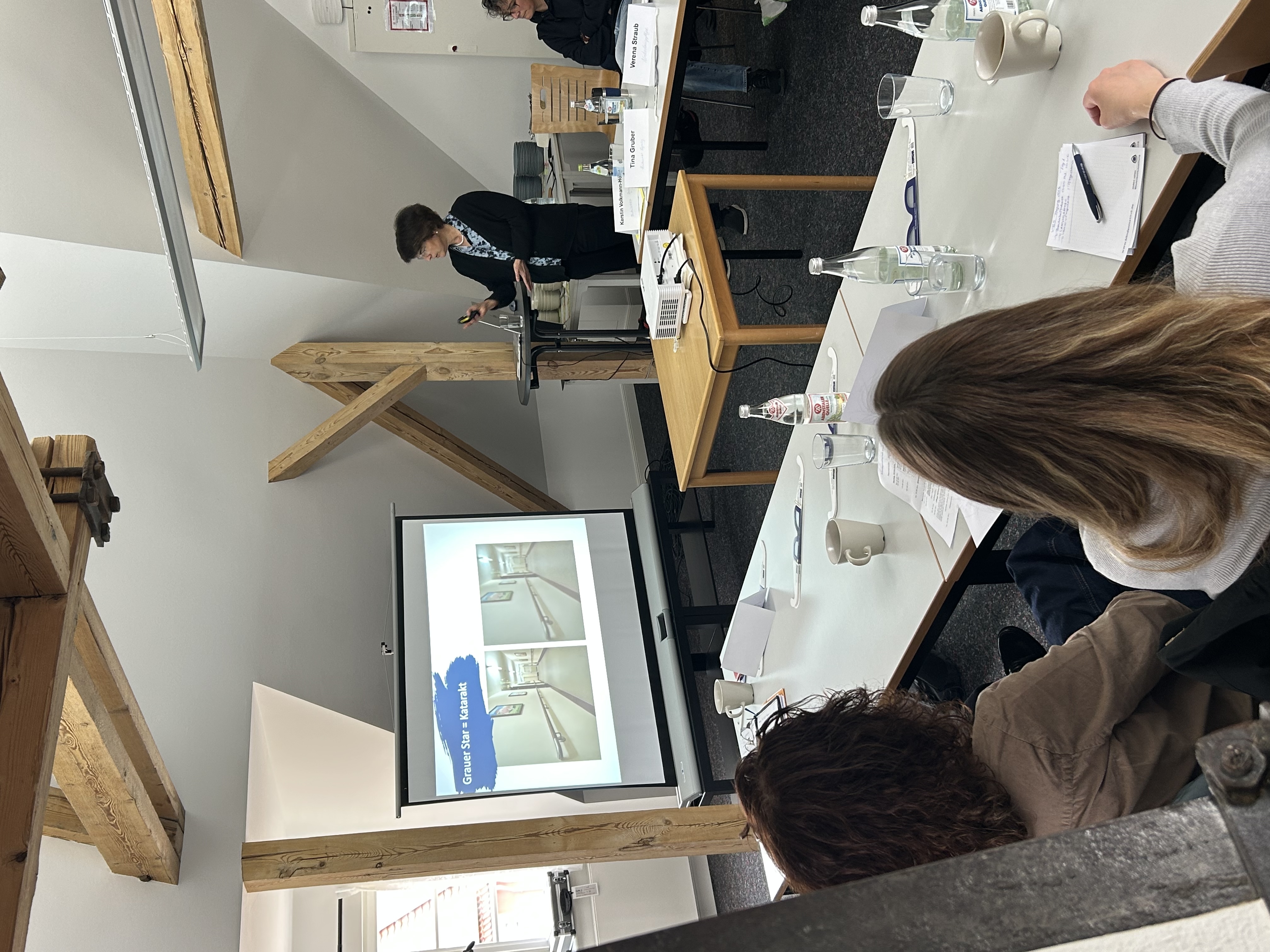 Teilnehmer der VBS Tagung hören sich einen Vortrag an