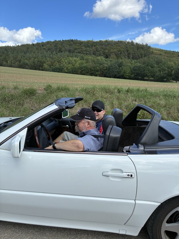 Fahrer und Bewohner des Blindeninstituts im Cabrio