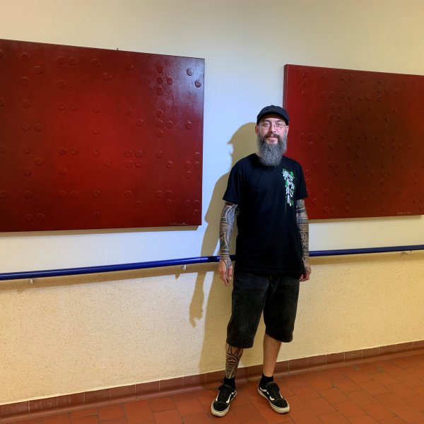 Das Bild zeigt den Künstler Ivan Ferencak vor seiner Installation LUXURIA touch me deeper