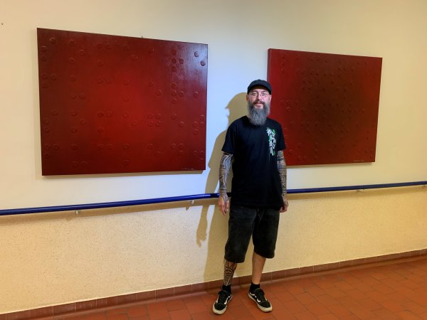 Das Bild zeigt den Künstler Ivan Ferencak vor seiner Installation LUXURIA touch me deeper