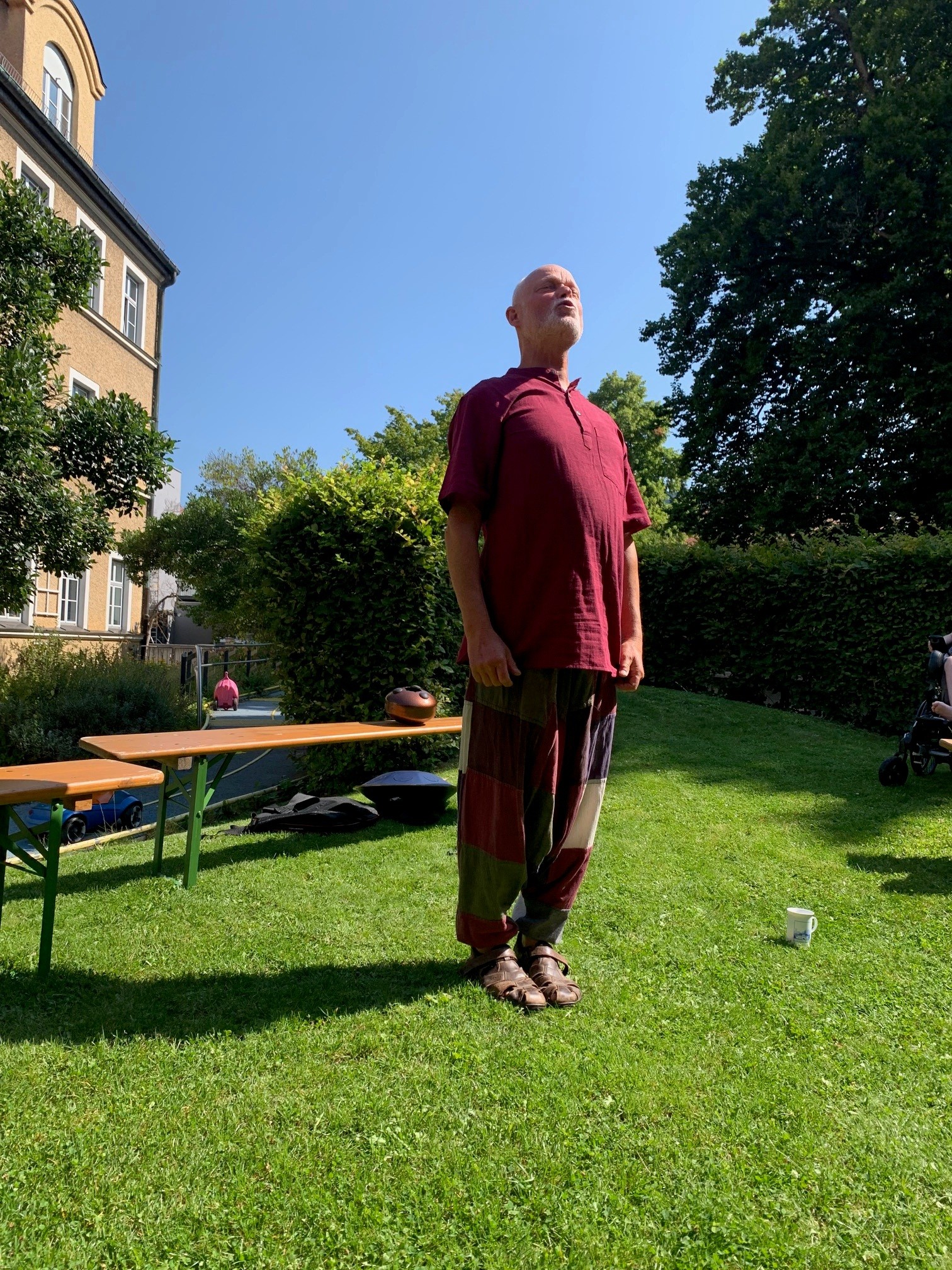 Auf dem Bild sieht man den Märchenerzähler Matthias Fischer im Garten des Blindeninstituts München.