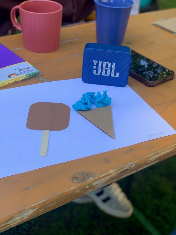 Auf dem BIld sieht man ein Bild mit einem Stiel und einem Waffeleis