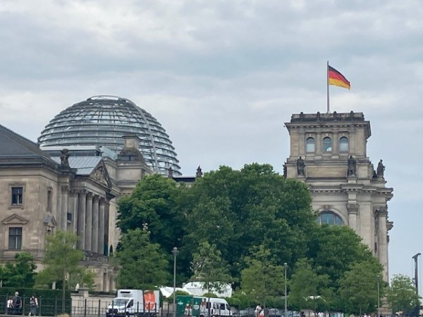 Auf dem Bild sieht man das Reichstagsgebäude