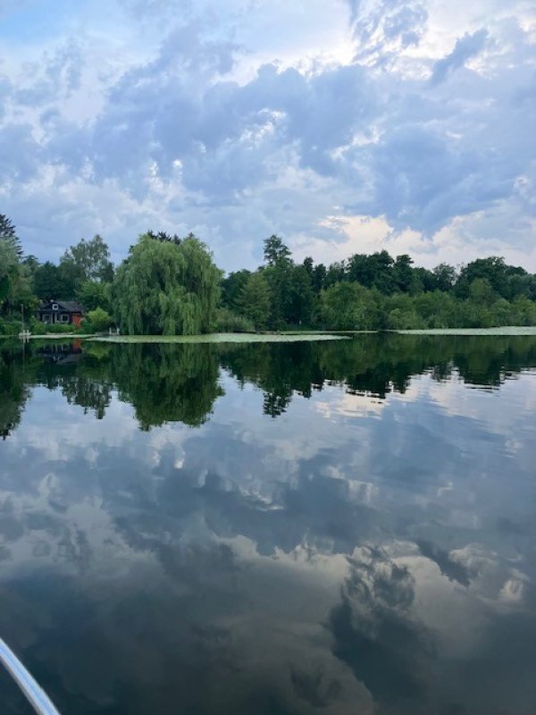 Auf dem Bild sieht man einen See, in dem sicher Himmel spiegelt.