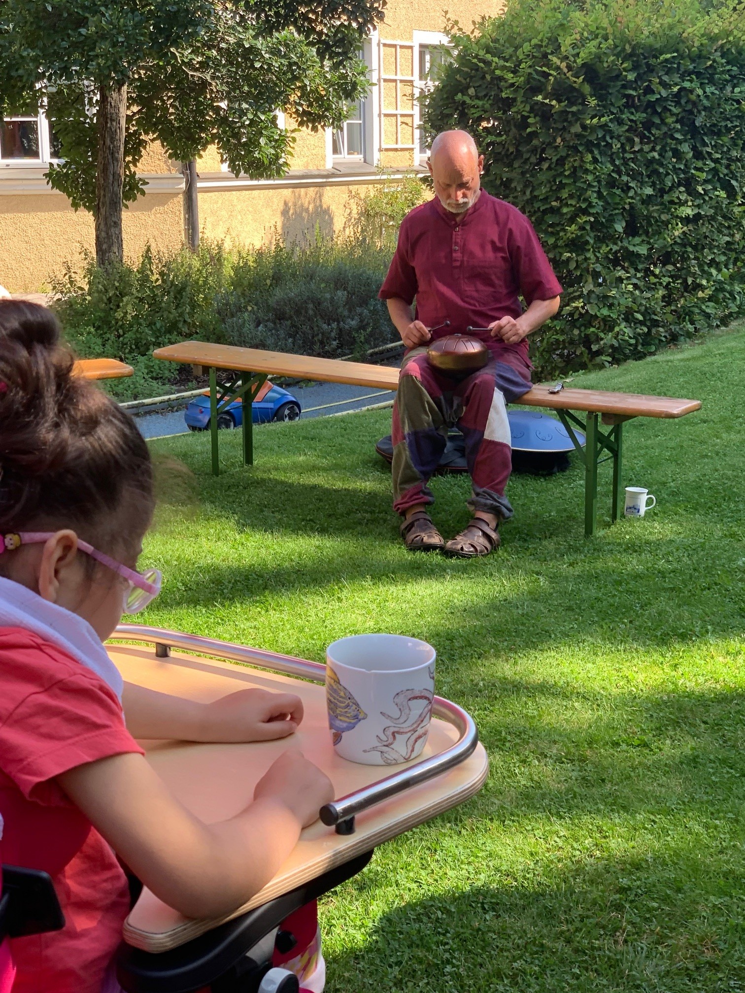 Auf dem Bild sieht man den Märchenerzähler Matthias Fischer mit einem Klanginstrument.