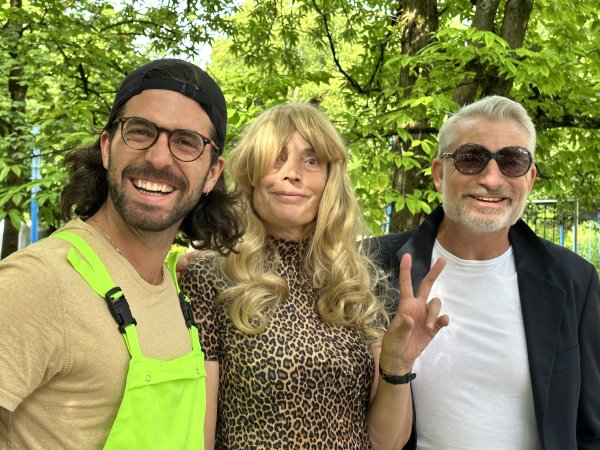 Auf dem Bild sieht man drei Personen, die sich als Jury von Top-Model verkleidet haben.