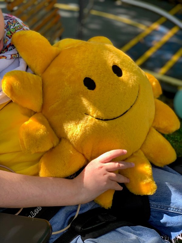 AUf dem BIld sieht man einen gelbe Sonne aus Plüsch