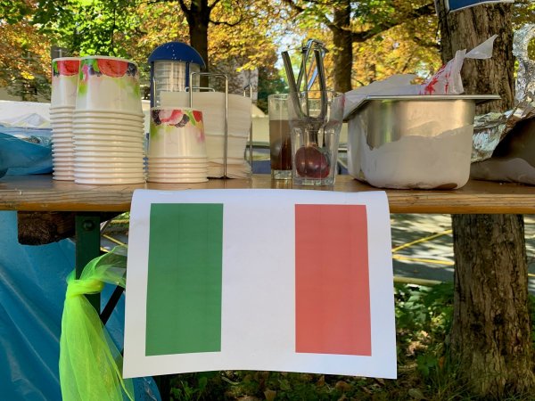Auf dem Bild sieht man einen Eisstand und die italienische Flagge auf Papier