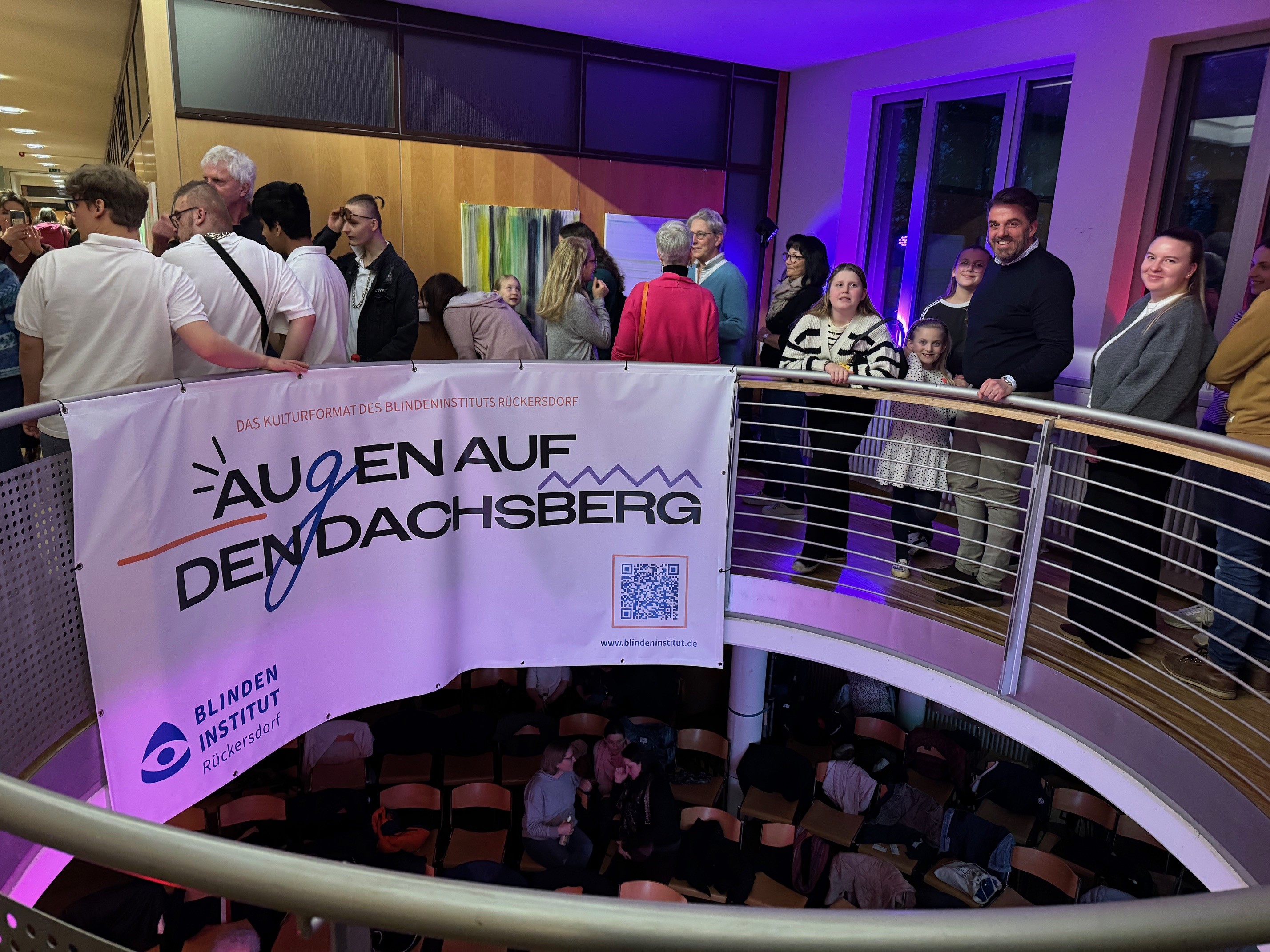 Viele kunst- und musikbegeisterte Menschen fanden sich im Obergeschoss des Blindeninstituts Rückersdorf zusammen und bewunderten die ausgestellten Werke. 