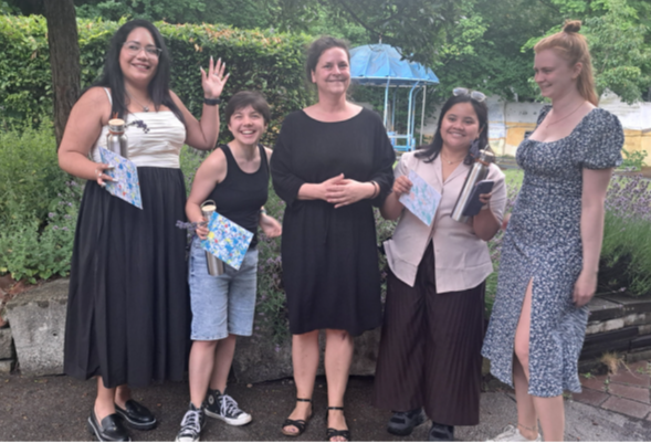 Auf dem Bild sieht man ein paar junge Frauen, die in die Kamera lächeln