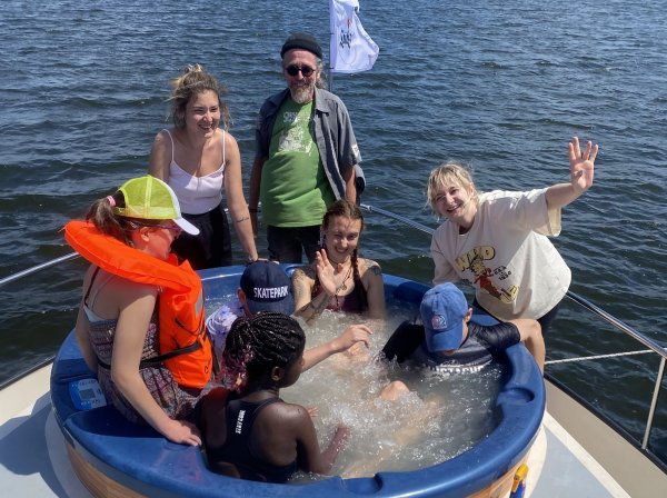 Das Bild zeigt Teilnehmende der Hausbootfahrt im Swimmingpool auf dem Boot.