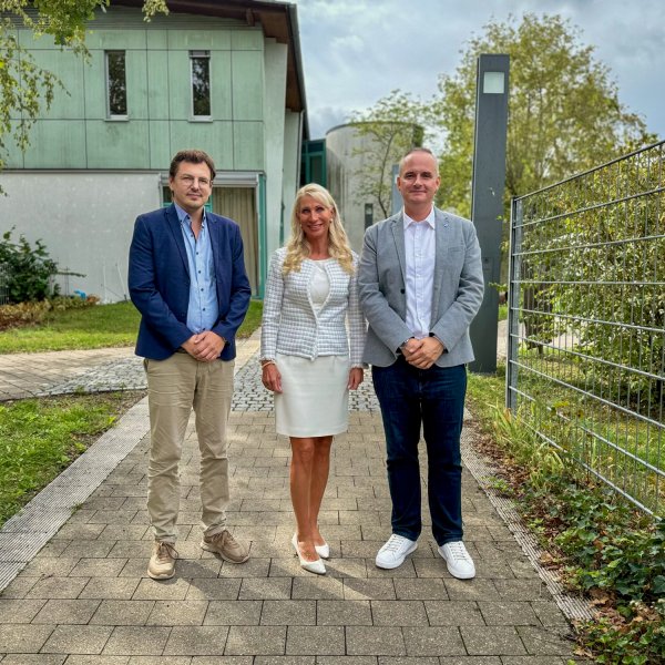 André Höfig, Karin Baumüller-Söder und Institutsleiter Dominic Weufen vor dem Blindeninstitut Rückersdorf