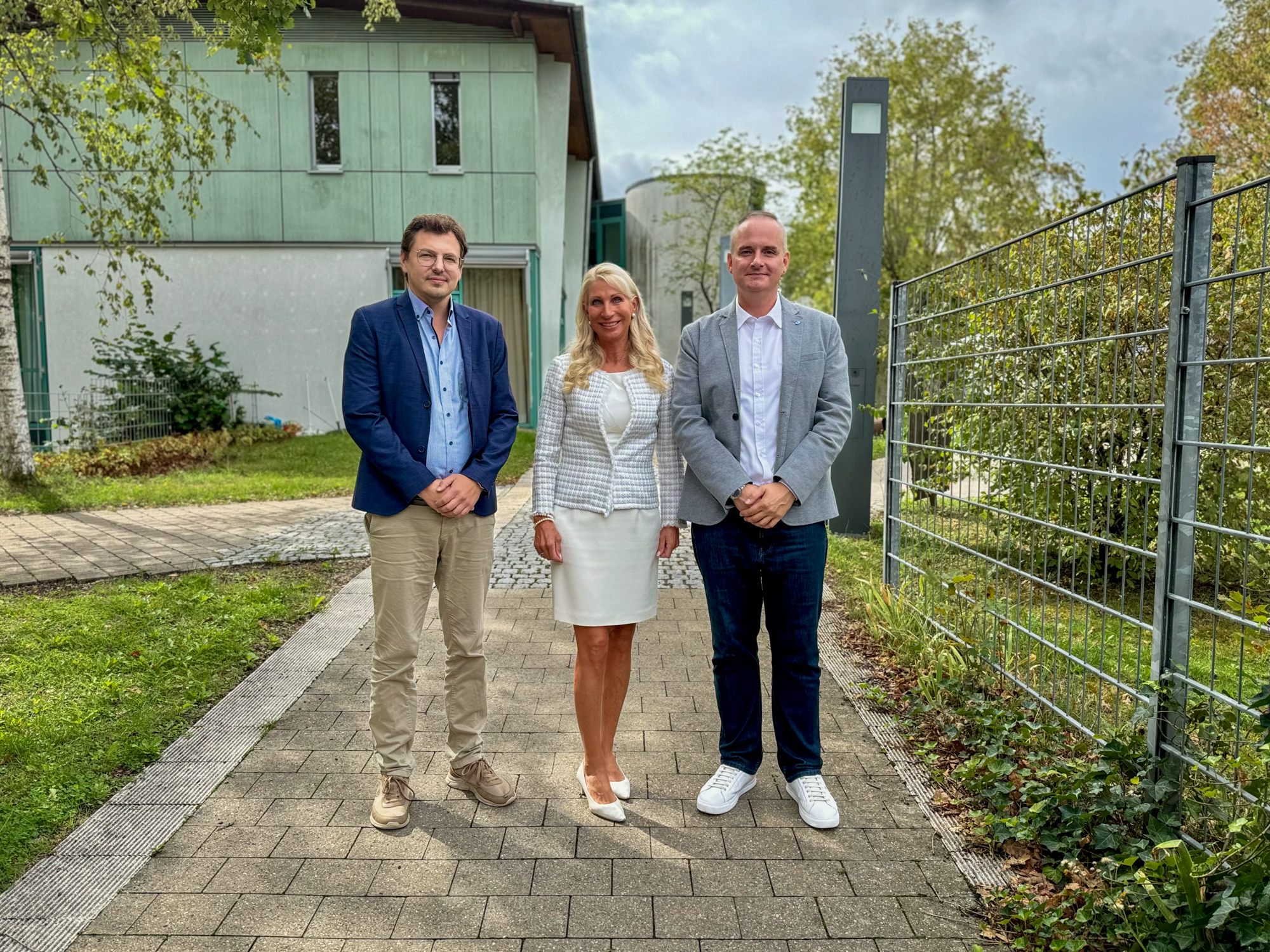André Höfig, Karin Baumüller-Söder und Institutsleiter Dominic Weufen vor dem Blindeninstitut Rückersdorf