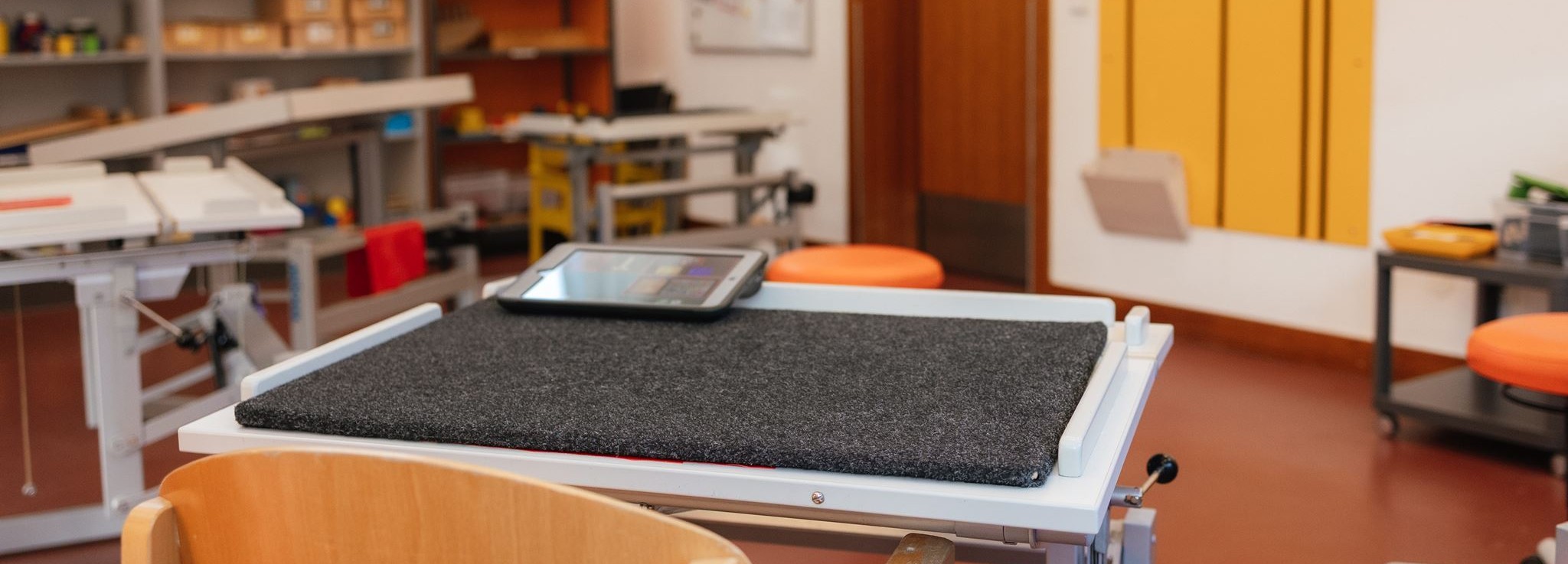Ein Klassenzimmer in der Schule - ein Tablet liegt auf einem Schreibtisch