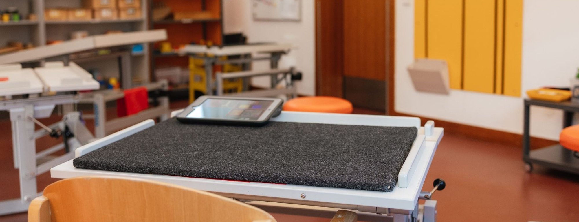 Ein Klassenzimmer in der Schule - ein Tablet liegt auf einem Schreibtisch
