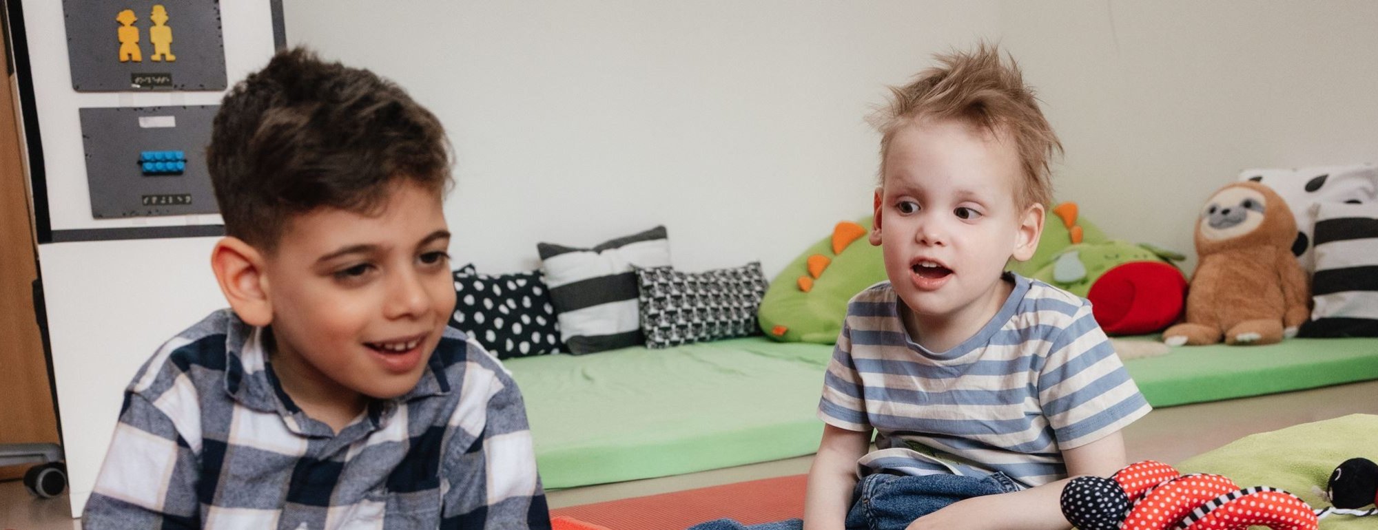 2 Kinder am Spielen in der Heilpädagogischen Tagesstätte