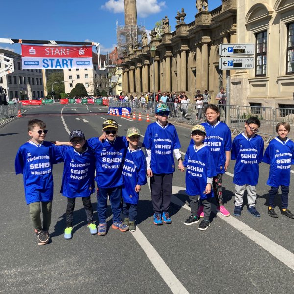 9 Schüler*innen der Grundschule beim Start des Residenzlaufs.