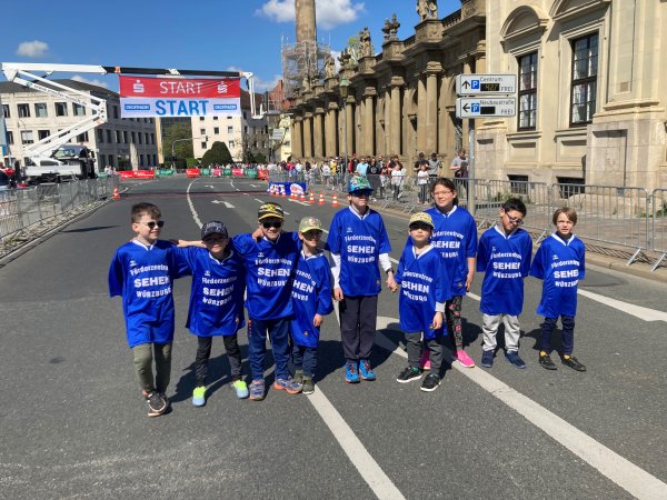 Neun Schüler*innen der Grundschule beim Würzburger Residenzlauf