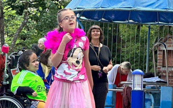 Das Bild zeigt ein Mädchen bei ihrem Catwalk bei der Show BiMs Next Topmodel